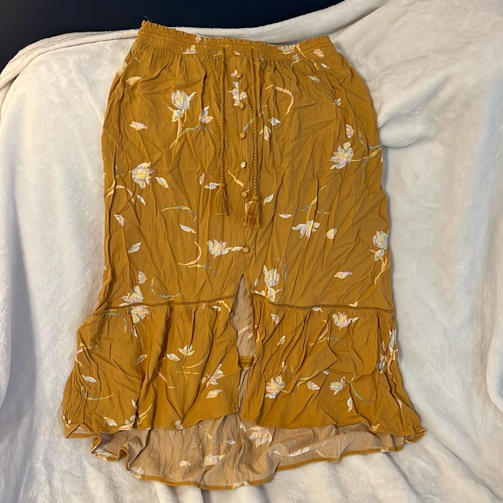 I’m selling a Wonderly skirt, it’s a medium and fits like a medium!